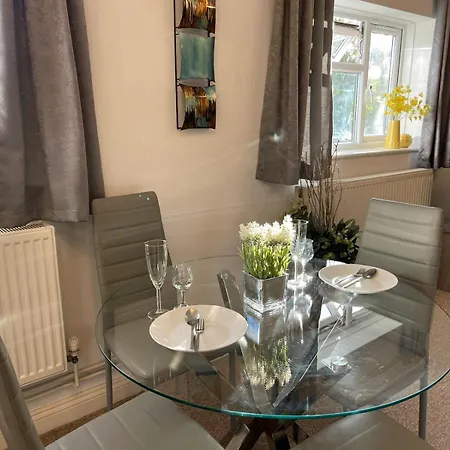 Elegant Serviced Apartment With Parking In Oxford Exterior photo