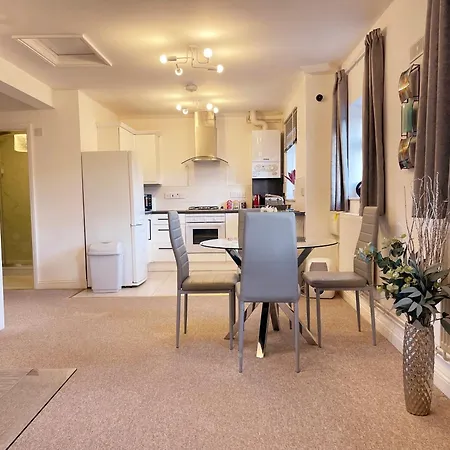 Elegant Serviced Apartment With Parking In Oxford Exterior photo