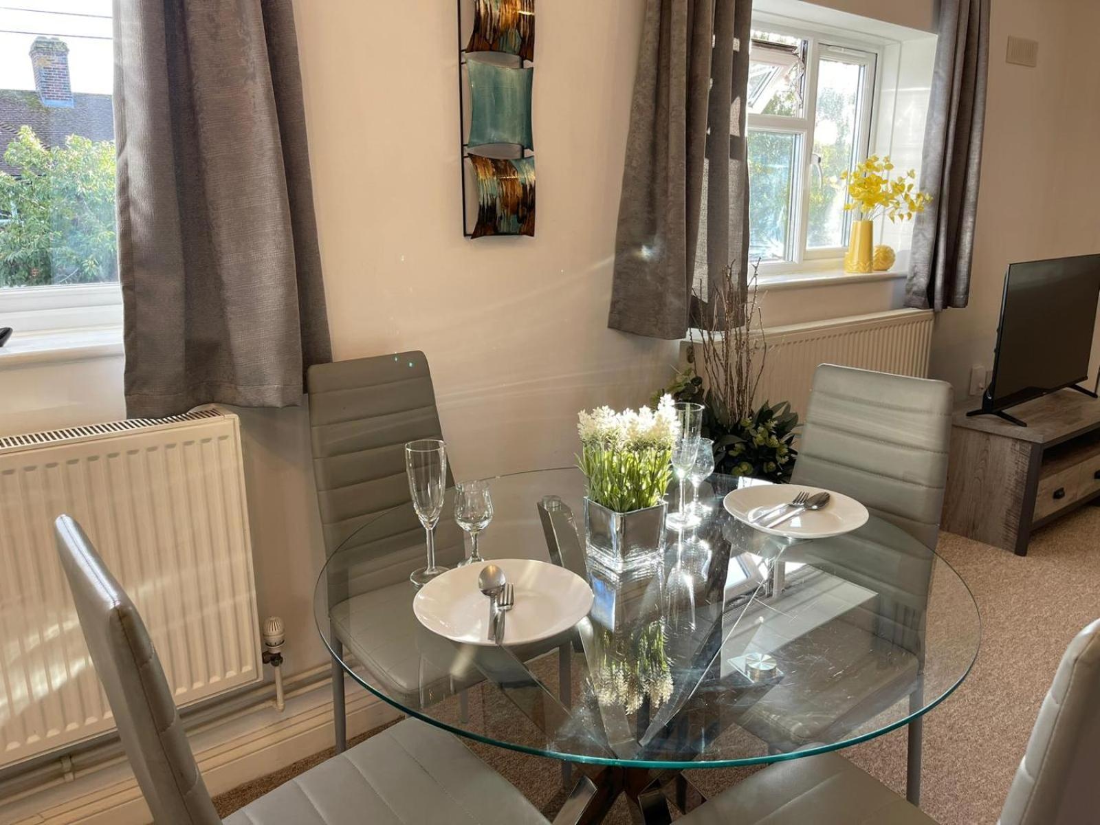 Elegant Serviced With Parking In Apartment Oxford