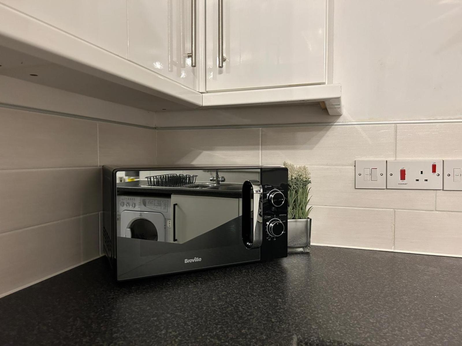 Elegant Serviced With Parking In Apartment