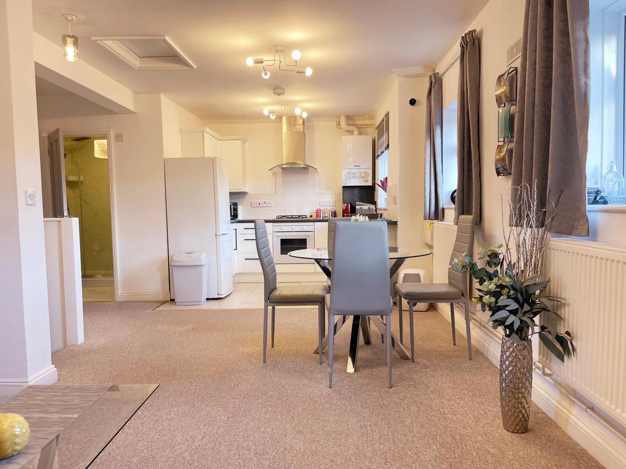 Elegant Serviced With Parking In Apartment
