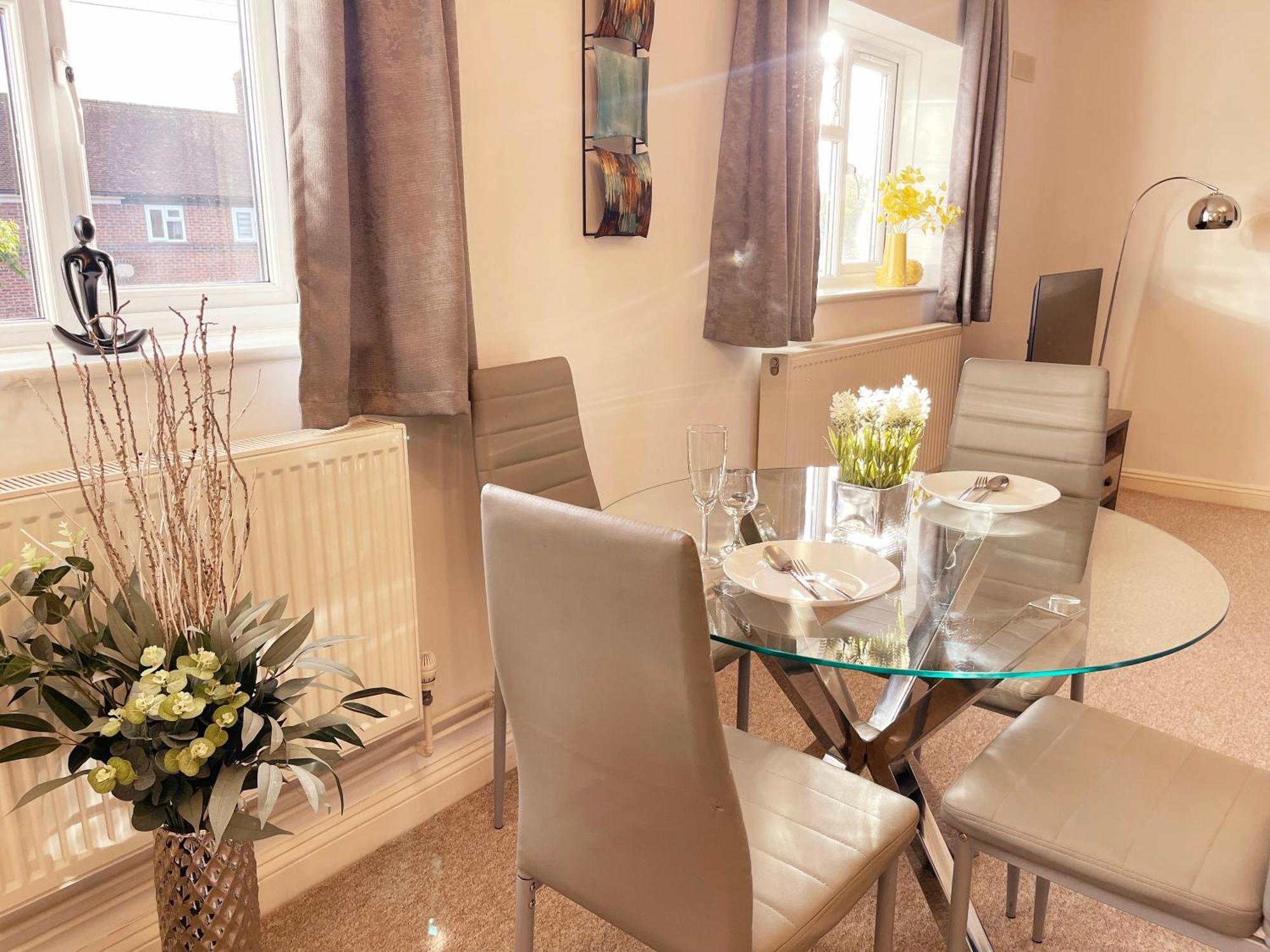 Elegant Serviced With Parking In Apartment *