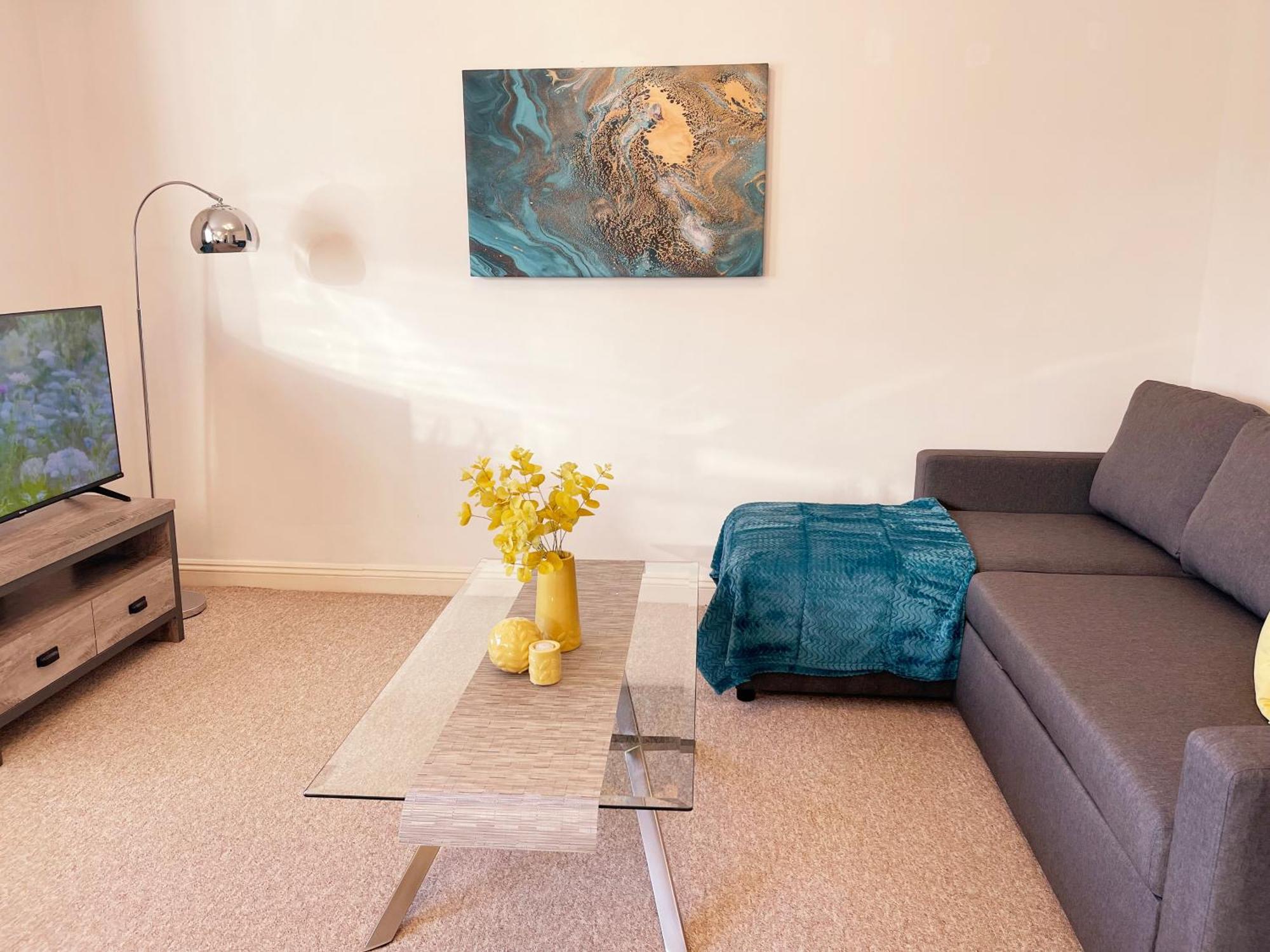 Elegant Serviced With Parking In Apartment