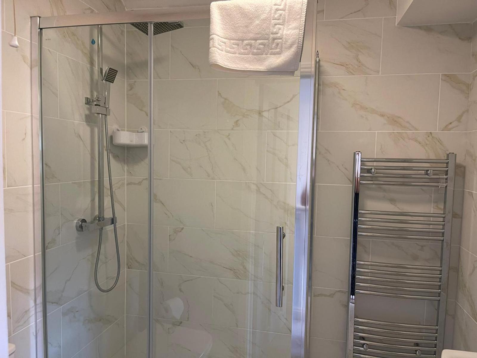 Elegant Serviced With Parking In Apartment *