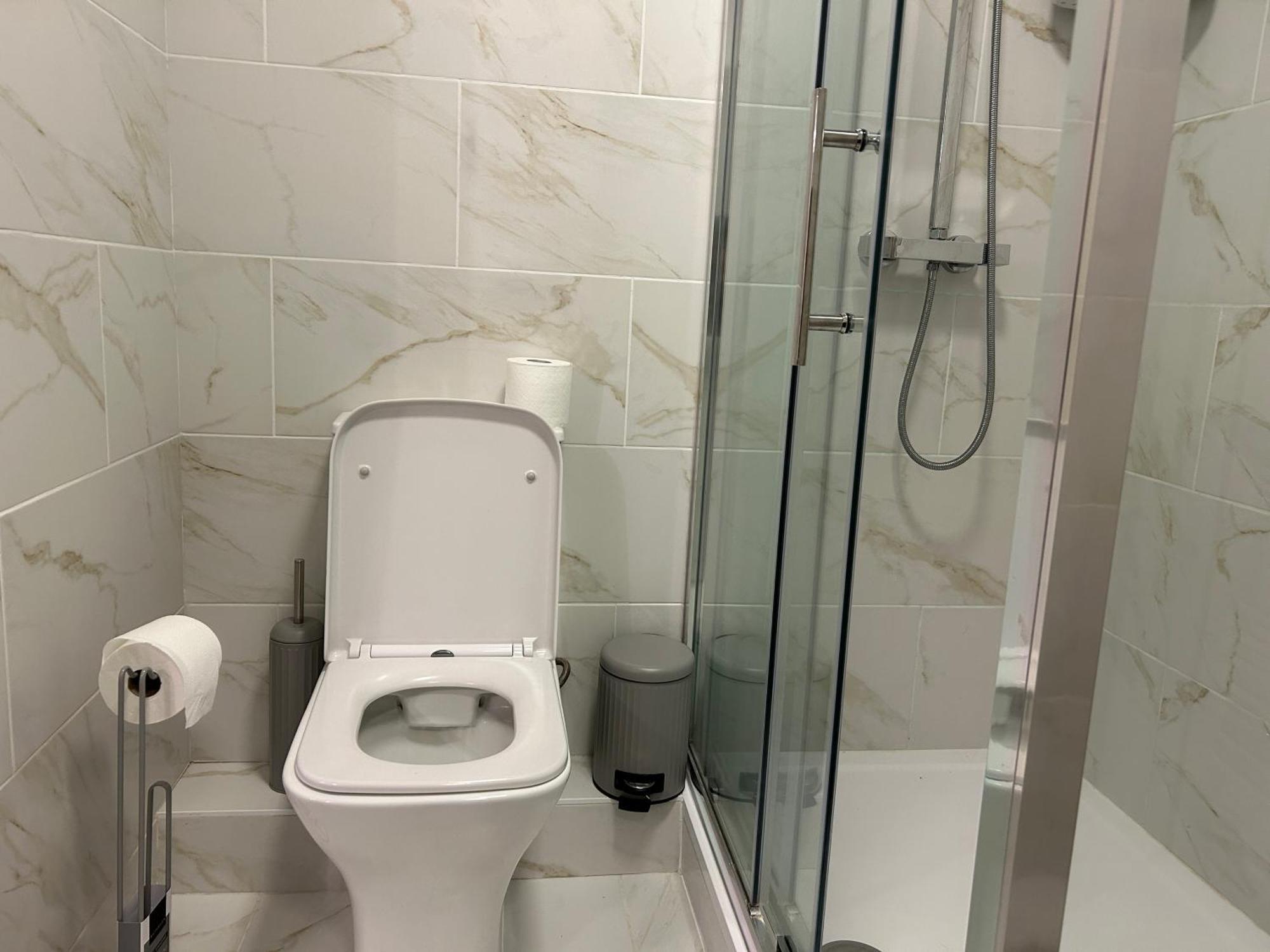 Elegant Serviced With Parking In Apartment *